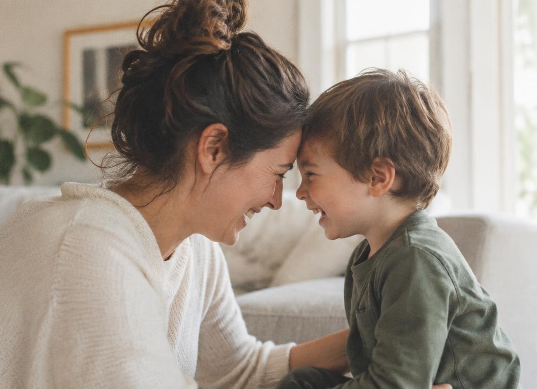 Madre e figlio fronte a fronte che ridono
