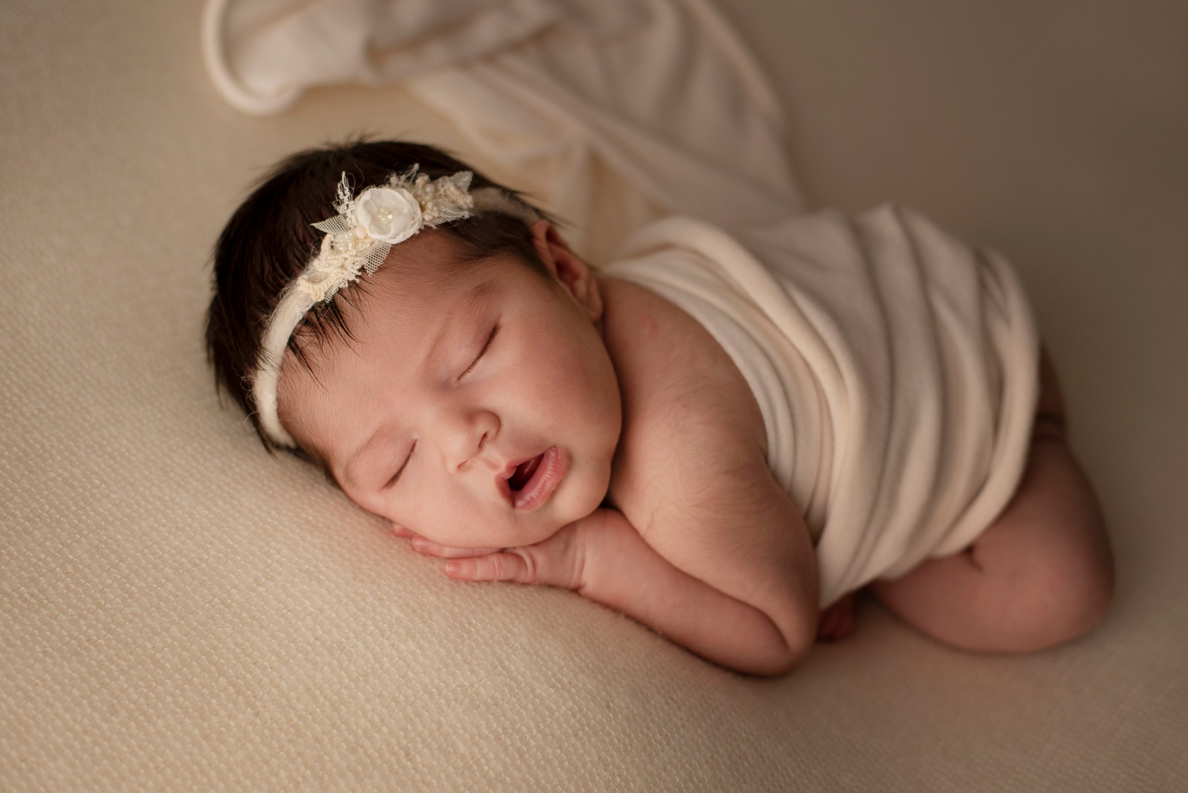 Madre che tiene in braccio il suo neonato